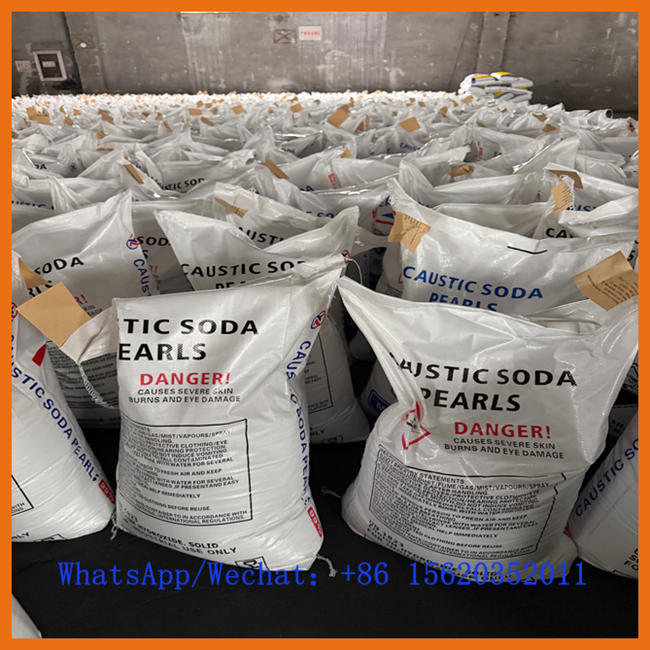 Sacs tissés de 25 kg de soude caustique en perle de pureté 99% étiquetés avec avertissements de sécurité.