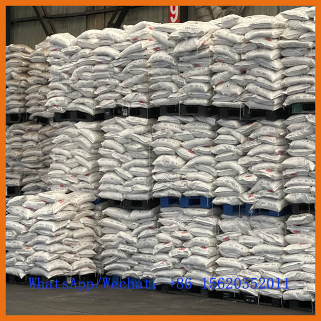 Stock d'exportation en gros de sacs de 25 kg de soude caustique paillette 98.5 prêts pour l'expédition.