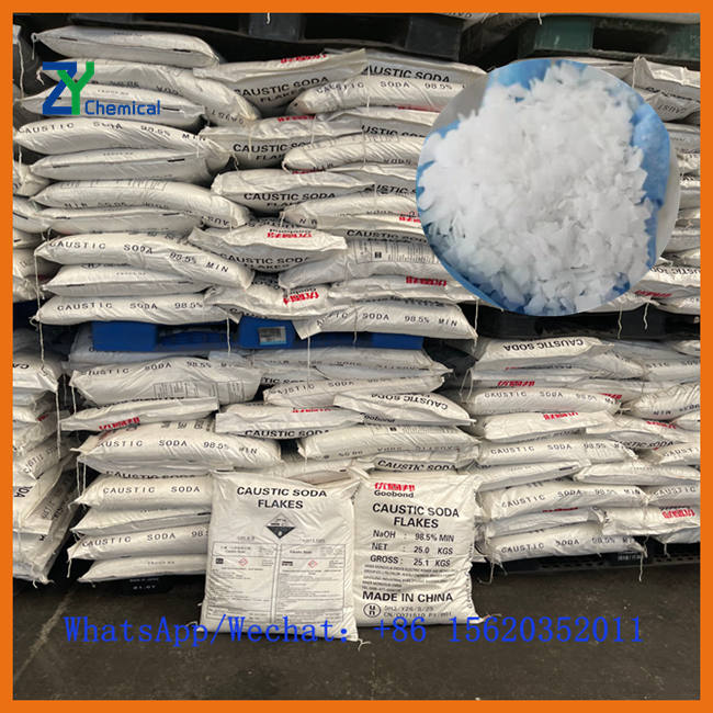 Piles de sacs de soude caustique en flocons (NaOH 98.5%) dans un entrepôt Flocons de soude caustique (NaOH) de haute pureté pour usage industriel Gros plan sur la texture des flocons de soude caustique (NaOH) blanche